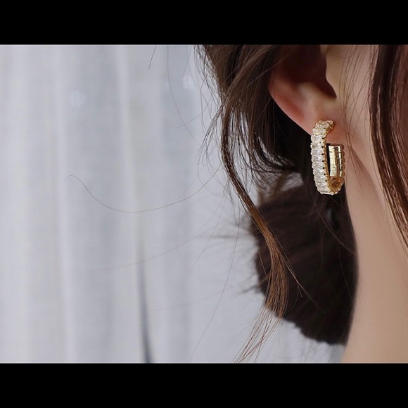 🌸Host Pick🌸 14 K Gold Plated Round Diamond Earrings - Picture 3 of 6